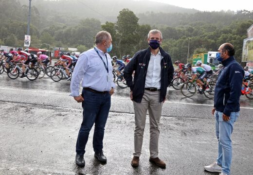 Alfonso Rueda asiste á 59ª clásica de Pascua-Ruta Xacobea de Padrón da Copa de España de Ciclismo