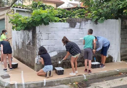 A mocidade transforma Touro na “Vila do Mañá” coa fusión do arte urbano e da literatura galega