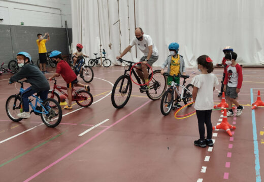 Un centenar de nenos participa nos campamentos English Sport Camp de Carral