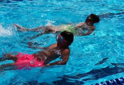 Continúan os cursos de natación na piscina de Carral, no que participan 22 rapaces de entre 3 e 15 anos