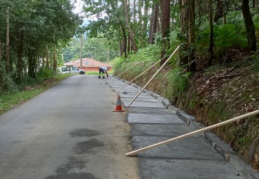 Touro constrúe unha senda peonil na estrada de Circes a Calvos