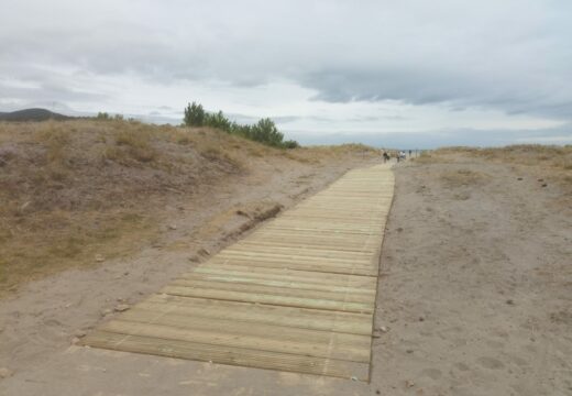 O Concello mellora o acceso principal á praia de Morouzos cunha pasarela de 120 metros