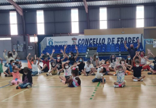 Unha gran “festa oitenteira” pecha os Campamentos de Verán do Concello de Frades, nos que participaron 60 nenos e nenas