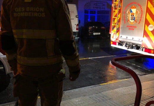 O GES de Brión colabora na extinción dun lume urbano no cadro de mando do ascensor dun edificio no Milladoiro (Ames)