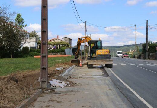 O Concello de Lousame inviste máis de 18.000 euros na prolongación da senda peonil e da rede de sumidoiros no lugar de Marracín