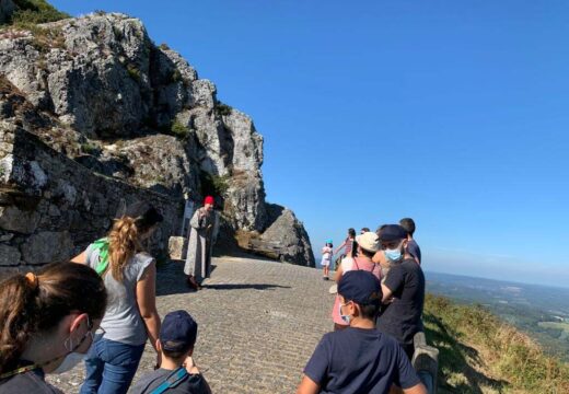 Gran éxito de participación na primeira das cinco visitas teatrais gratuítas dos Quinquilláns ao Pico Sacro