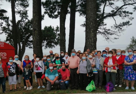 Unha media de cincuenta veciños e veciñas de Frades participaron nos Xoves de Praia