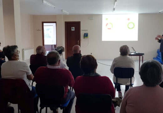 Unha vintena de veciños e veciñas de Boqueixón infórmanse sobre a nova tarifa eléctrica