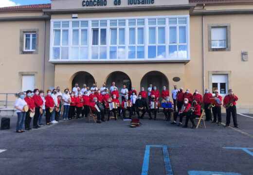 Os maiores da Aula de Lousame da UNED Sénior inician o curso 2021-2022 cun concerto na praza Teodomiro Hidalgo