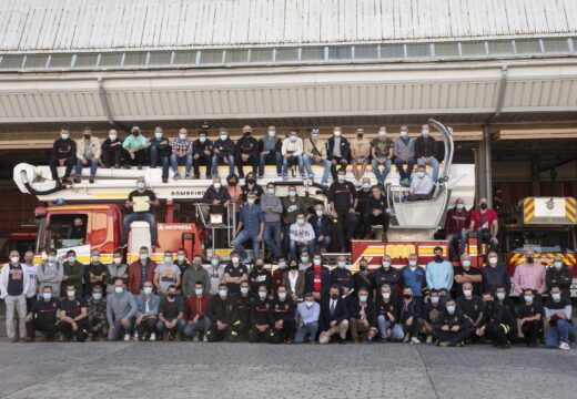 Entrega de diplomas e distincións al corpo de bombeiros