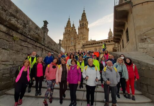 Sesenta veciños e veciñas de Padrón conseguiron a Pedronía tras completar os 25 km entre o Obradoiro e o municipio