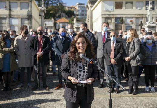 Inés Rey rende homenaxe a destacadas figuras da medicina e da loita polos dereitos sociais na tradicional ofrenda floral do Día de Todos os Santos