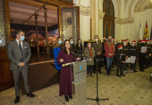 O Concello homenaxea as e os profesionais do sector sanitario no Belén Municipal, coa enfermeira