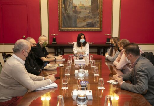 A alcaldesa, Inés Rey reafirma o seu compromiso cos Mallos na reunión con entidades do barrio