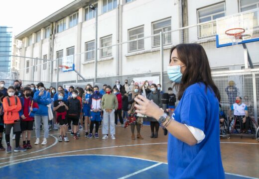 Labañou estrea a nova pista multideporte da praza da Tolerancia, orientada á práctica de baloncesto e futbito