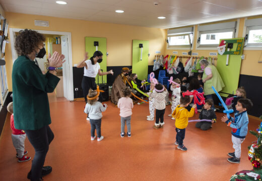 O Carteiro Real visitou a Escola Infantil Municipal de Abegondo Caixa de entrada  Ártabra Comunica  Anexos 14:56 (hai 2 minutos) para cco: redaccion.galicianorteacoruna      Traducir mensaxe Desactivar para: español O Carteiro Real volveu a pasar hoxe polo Concello de Abegondo!  Os rapaces e rapazas da Escola Infantil Municipal recibiron a visita do axudante dos Reis Magos.  Mirade que ben o pasaron!