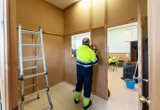 O Concello de Moeche prepara unha aula do CEIP San Ramón para acoller a futura radio escolar do centro