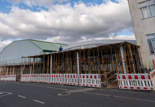 Avanzan a bo ritmo as obras para remodelar os accesos ao pavillón municipal de San Sadurniño