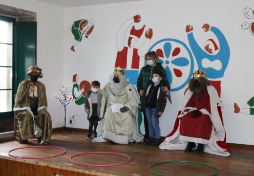 Os Reis Magos visitan todas as parroquias de Brión repartindo chocolate con rosca