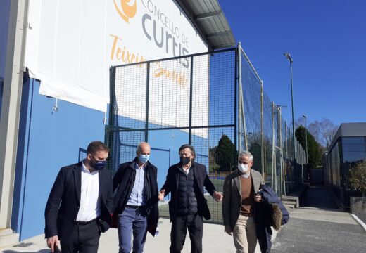 Lete Lasa supervias as dúas pistas multideporte renovadas en Curtis (A Coruña) cun investimento de máis de 53.000 euros