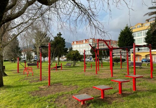 Instalado no paseo marítimo o primeiro parque de calistenia de Cariño