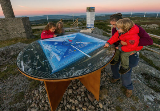 O Concello de San Sadurniño renova o mirador do punto máis elevado do seu territorio e engádelle material divulgativo sobre o patrimonio natural, histórico e cultural