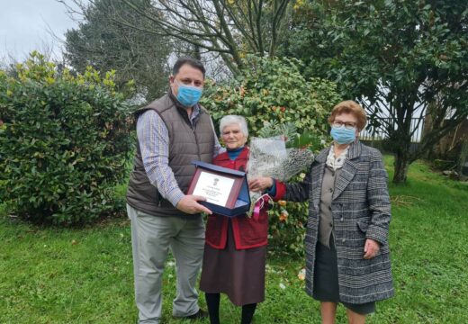 O Concello de Frades homenaxea a Visitación Bello Couceiro, veciña da parroquia de Ledoira polo seu 100 aniversario