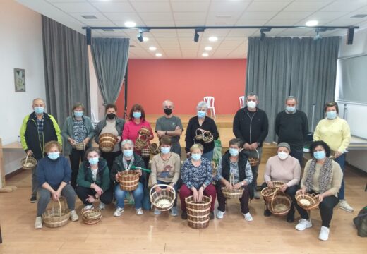 Unha vintena de veciños e veciñas de Touro participan no curso de cestería para recuperar a tradición dos vellos oficios