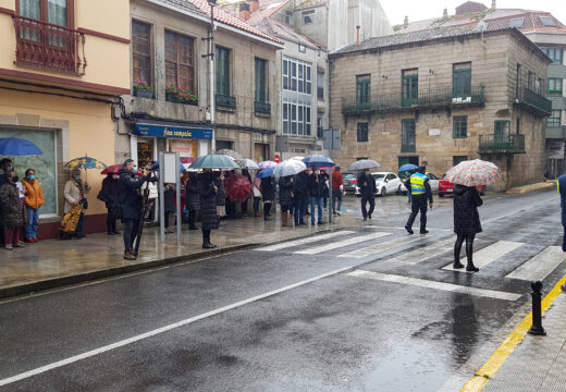 Concentración fronte á casa consistorial da Pobra como mostra de apoio ao pobo ucraíno