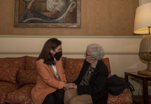 Inés Rey recibe á poeta Ida Vitale na súa primeira estadía na Coruña