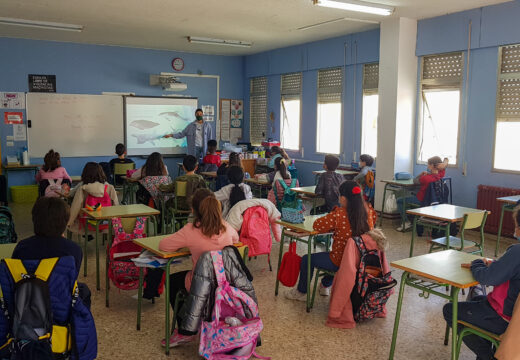 Alumnado da primaria da Pobra recibe formación sobre o mundo mariño