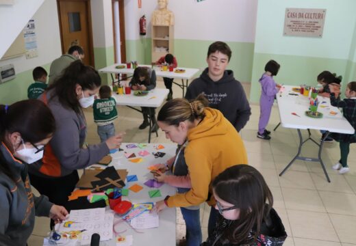 Nenos e nenas de Lousame desfrutan dos obradoiros, contacontos e exposición de Sara Iglesias para conmemorar o Día do Libro