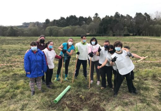 O equipo Ecofriendly 21 de down Coruña reforesta un espazo na Laracha