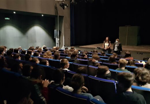 Estudantado do IES da Pobra vive unha xornada de teatro no Elma