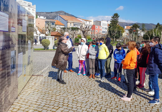 Alumnado do CEP Pilar Maestú Sierra visita a exposición itinerante da Casa de Rosalía que recala na Pobra