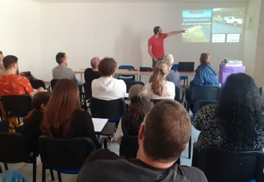 O experto Iago Vilela explica en San Sadurniño as claves da apicultura profesional