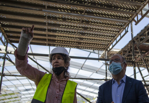 O alcalde visita o avance das obras da cuberta das piscinas do complexo de Fontes do Sar