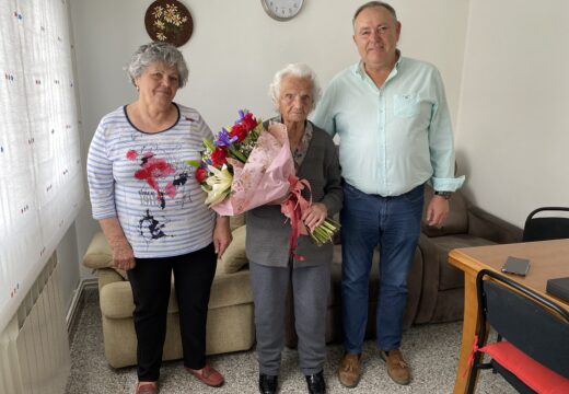 A señora Asunción Varela Ramilo recibiu a felicitación do  alcalde polo seu 100 aniversario