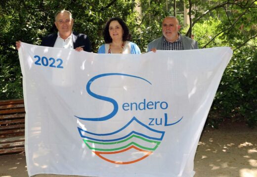 O alcalde recibe en Madrid a Bandeira de Sendeiro de Saldoiro de Caión outorgada por ADEAC