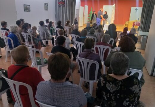 ‘Os comediantes’ do Centro Social de Touro estrearon a obra teatral ‘O testamento do tío Nacho’