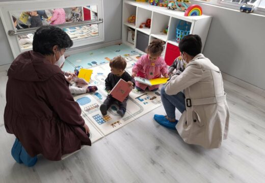 O Concello de Moeche entrega lotes de libros en galego na Casa Niño e na Casa do Maior