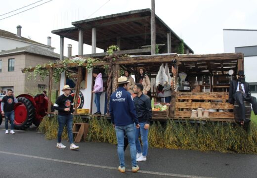 Unhas trescentas persoas desafían á choiva e desfrutan do XLVII Desfile de Carrozas de San Cidre en Oural (Boqueixón)