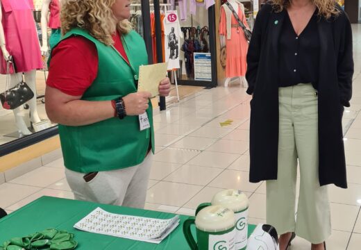 A alcaldesa participou na cuestación da Asociación Española Contra o Cancro realizada na cidade