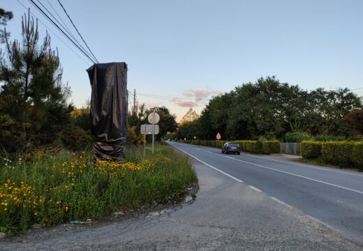 O Partido Popular de Arzúa solicita ao goberno local destapar os totem ás entradas da vila, instalados hai sete meses e ocultos dende aquela por plástico negro, cun custo 6.000 euros.