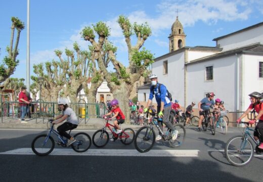 Éxito de participación na I Ruta ciclista en familia de Neda