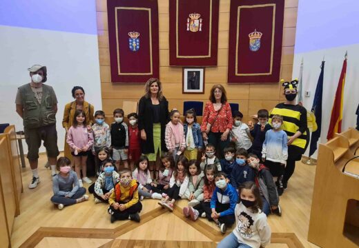 A alcaldesa recibiu a un grupo de escolares do CEIP Ponte de Xuvia que participaron hoxe na actividade “Coñecemento do Concello”