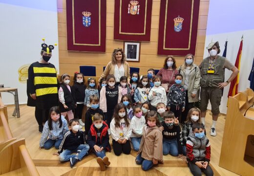 Escolares do CEIP A Solaina visitaron esta mañá o Concello e reuníronse coa alcaldesa no salón de plenos