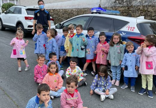 A Policía local pobrense achega o seu labor ás crianzas da localidade