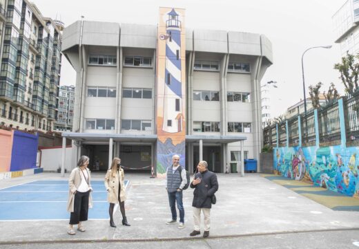 Un novo mural de Iria Fafián promovido polo Concello embelece o patio do CEIP Zalaeta