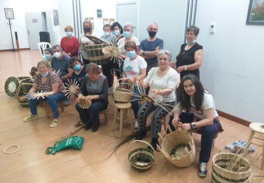 Unha vintena de veciños e veciñas de Touro aprenderon a técnica da cestería para recuperar a tradición dos vellos oficios